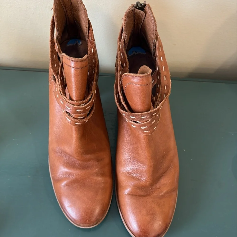 Women's Frye Naomi Picklestitch Shootie Ankle Bootie in Brown Leather. Size 7.5